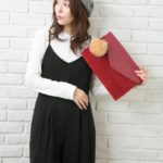 ポンポンチャーム付クラッチバッグ/ボルドー